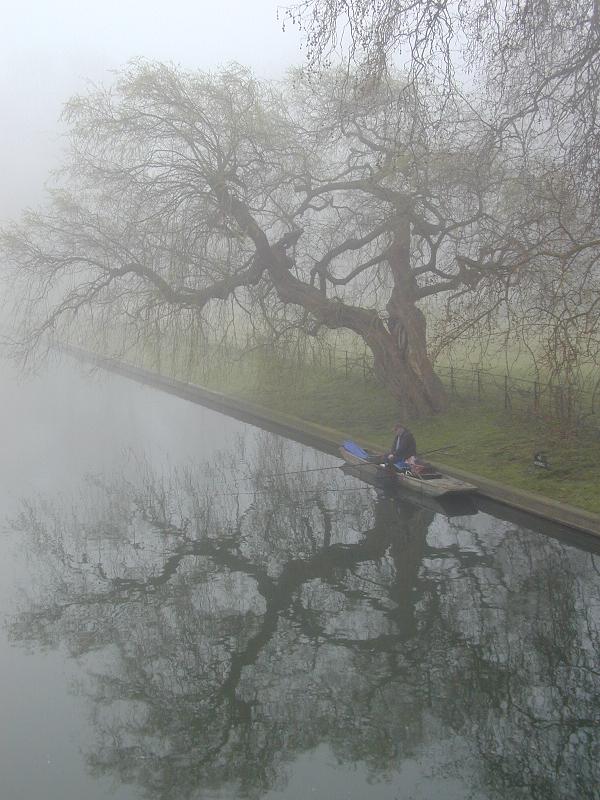Cambridge, England: Cam: fisherman in fog