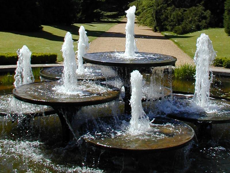 Cambridge, England: Botanic Garden: fountain (1966, by David Mellor)