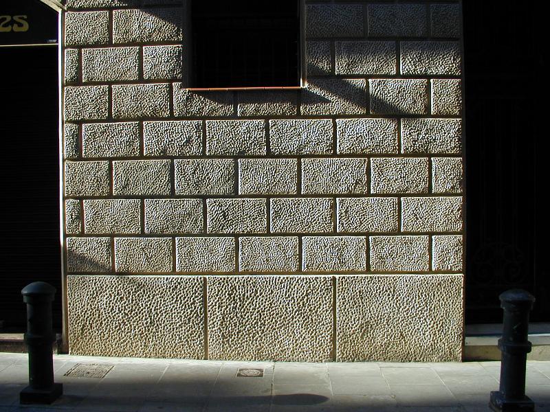 Barcelona, Spain: 23 Carrer de les Magdalenes: sunlight on wall