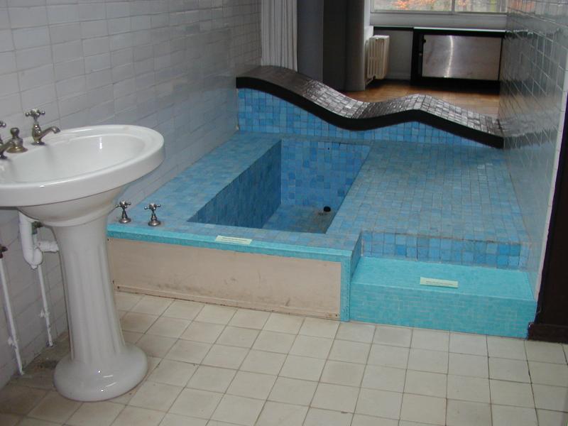 Poissy, France: Villa Savoye: bathtub and day bed in master bedroom (1928-1931, architects Le Corbusier and Pierre Jeanneret)