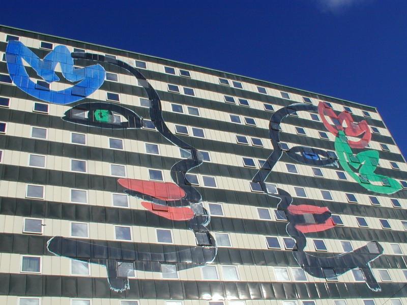 Goeteborg (Gothenburg), Sweden: Quality Hotel Panorama: facade ('Where people meet', installed March 2001, artist Ulrika Hydman-Vallien)