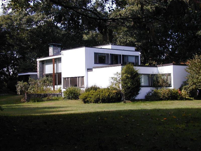 Lincoln, Massachusetts (MA): Breuer House: view (1938-1939, architects Walter Gropius and Marcel Breuer, much extended)