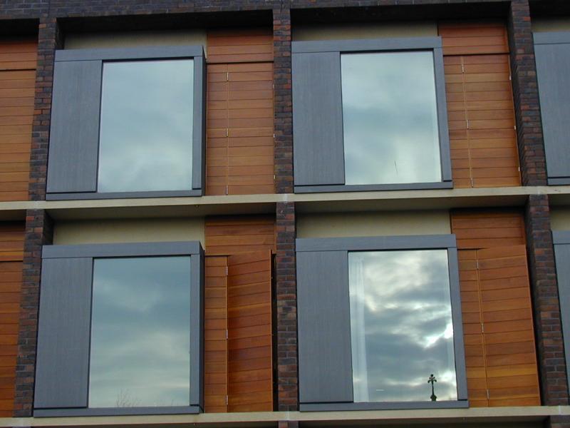 Cambridge, England: Fitzwilliam College, Gatehouse Court: windows (2002-2004, architect Allies and Morrison)