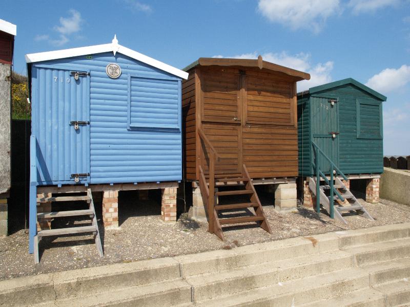 Frinton-on-Sea, England: beach: beach huts