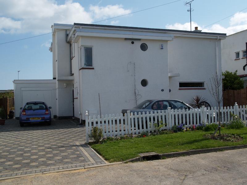 Frinton-on-Sea, England: Easton Way: 12, Deauville (1935-1938, Howard Robertson)