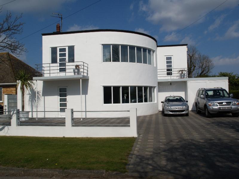 Frinton-on-Sea, England: Audley Way: 4, Seaspan (1935-1938, Oliver Hill)