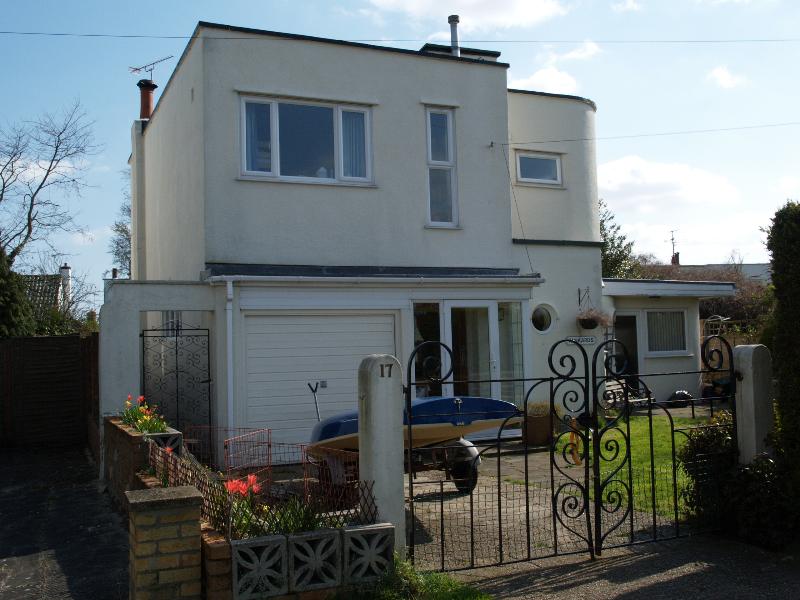 Frinton-on-Sea, England: Graces Walk: 17, Tankards (1935-1938, J.T. Shelton)