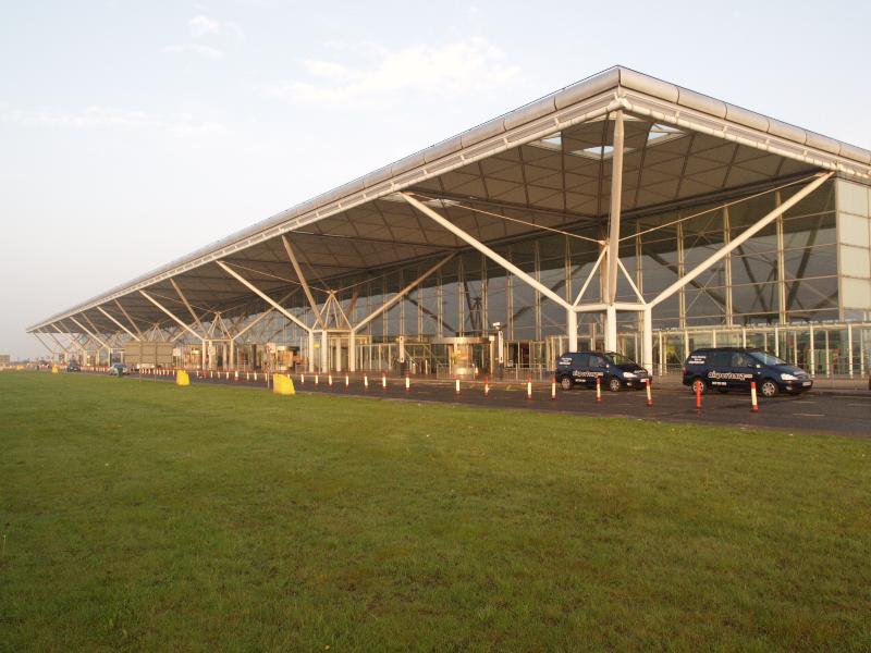 Stansted, England: Stansted Airport: terminal building (1981-1991, Norman Foster and Partners)