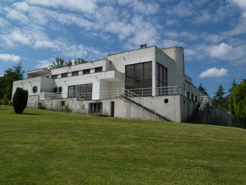 Mezy-sur-Seine, France: Villa Paul Poiret: exterior (art deco, 1921-1923, architect Robert Mallet-Stevens)