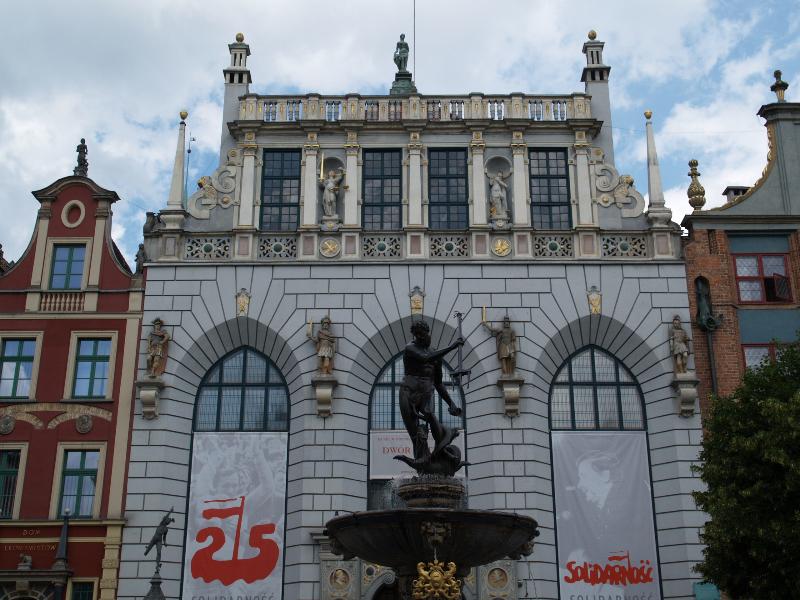 Gdansk, Poland: Artus' Court (Dwor Artusa): facade (1616-1617, decorated by Abraham van den Blocke), with Neptune Fountain (1633, cast by Peter Husen) in foreground