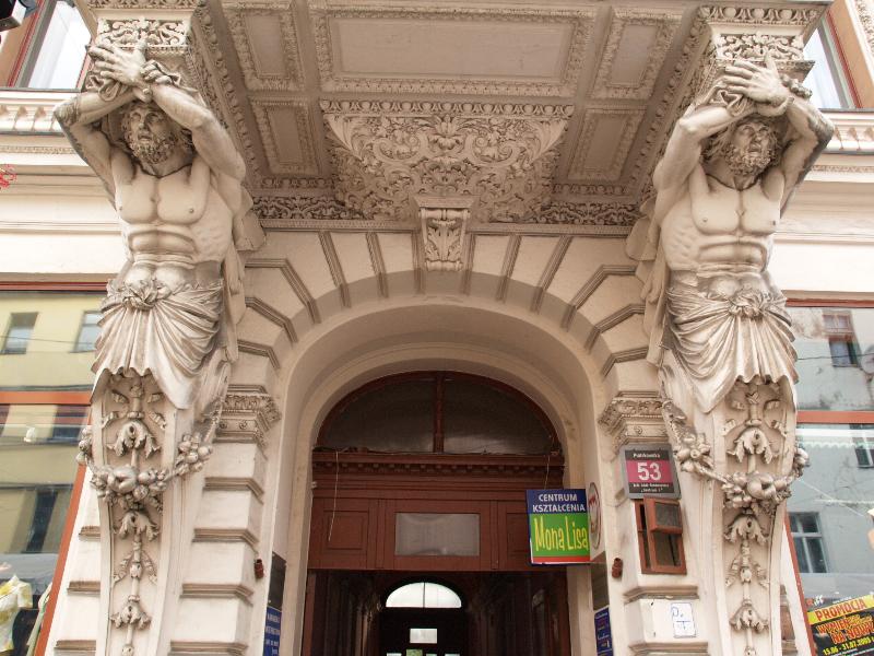 Lodz, Poland: ulica Piotrkowska 53: sculpture over door