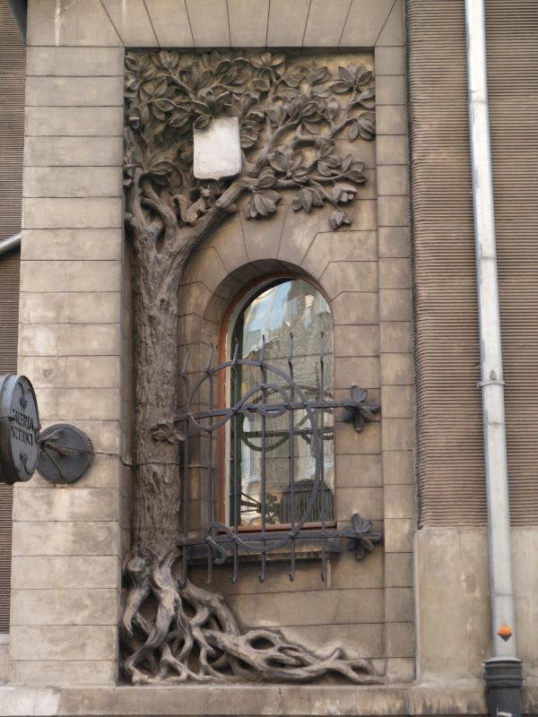 Lodz, Poland: Leopold Kindermann Villa (ulica Wolczanska 31): window (1902-1903, architect Gustav Landau-Gutenteger)