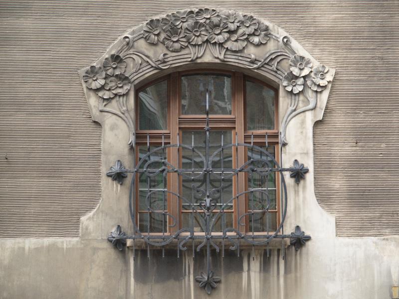Lodz, Poland: Leopold Kindermann Villa (ulica Wolczanska 31): window (1902-1903, architect Gustav Landau-Gutenteger)