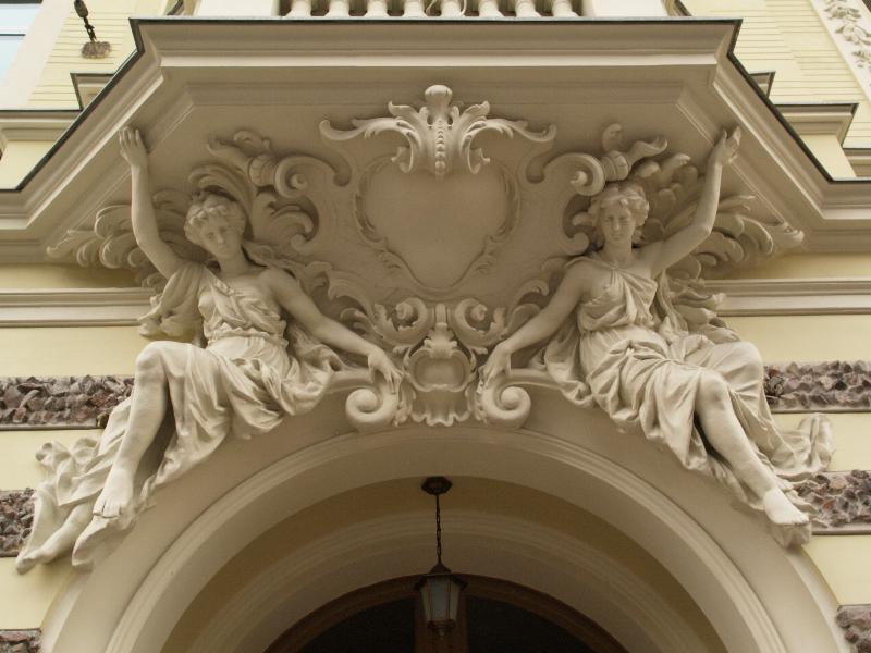 Lodz, Poland: ulica Piotrkowska 234/236: sculpture over door