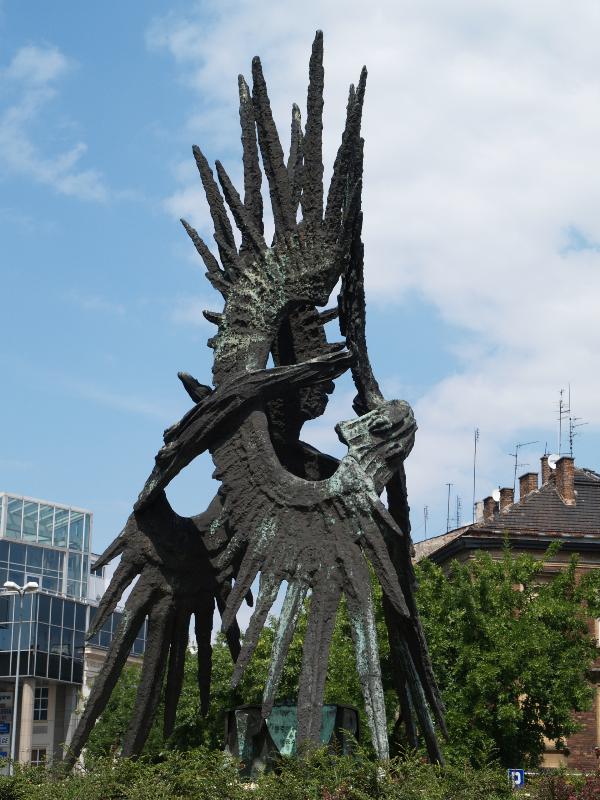 Krakow (Cracow), Poland: plac Kossaka: World War II memorial (1992, sculptor Bronislaw Chromy)