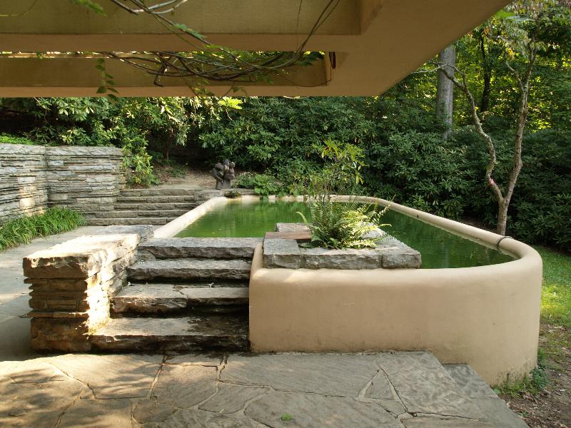 Mill Run, Pennsylvania (PA): Fallingwater (Kaufmann House): guest house plunge pool (1938, architect Frank Lloyd Wright)