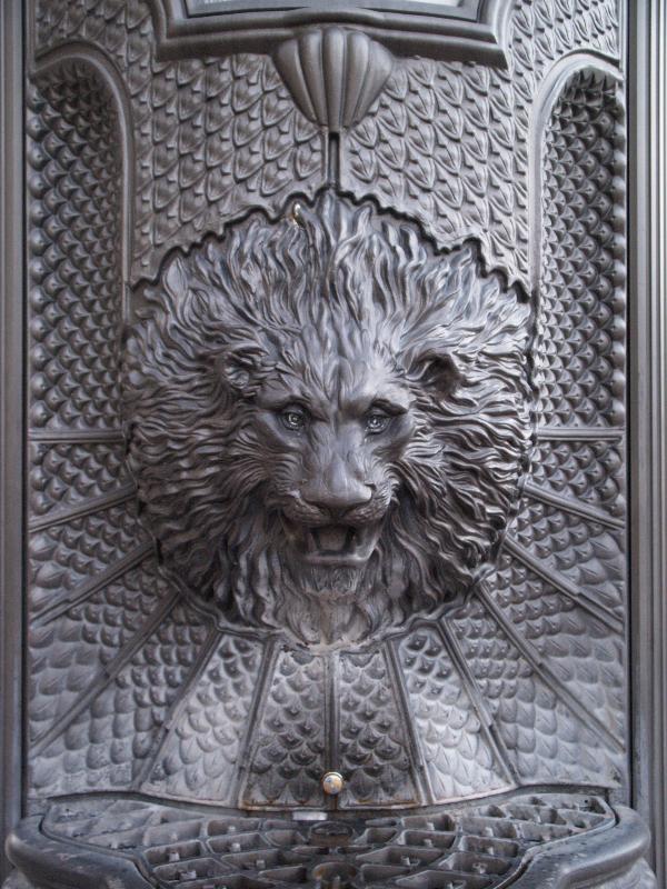 Granada, Spain: Calle Acera del Casino: lion water fountain