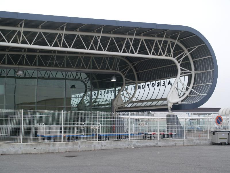 St Geoirs, France: Grenoble Isere Airport: roof support structure (2001, architect Atelier A)