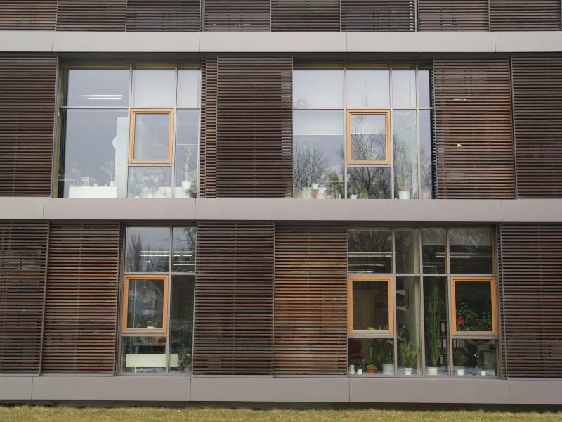 Berlin, Germany: Campus Berlin-Buch, Forschungsinstitut fur Molekulare Pharmakologie (FMP): facade (1998-1999, architect Heinle, Wischer und Partner)