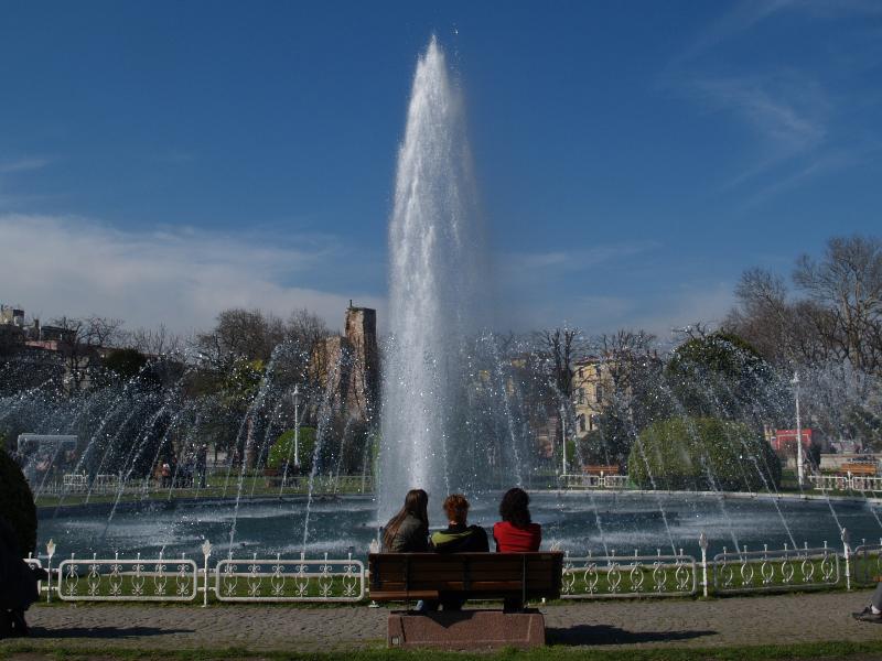 Istanbul, Turkey: Sultanahmet Parki: fountain