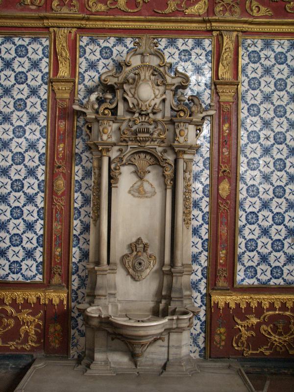 Istanbul, Turkey: Topkapi Palace Harem (Sogukceshme Sokak), Imperial Hall: fountain