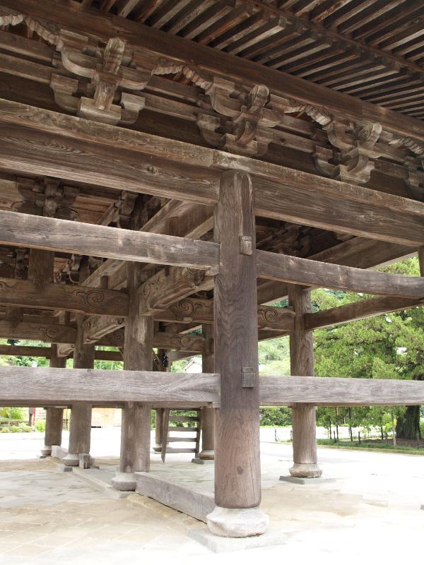 Kamakura, Japan: Kencho-ji Temple: hall beams and columns