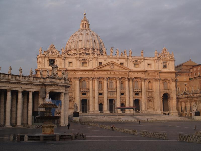 Vatican City: Basilica di San Pietro (St Peter's Basilica): view from Piazza San Pietro (St Peter's Square) (various architects including Michelangelo, Gian Lorenzo Bernini and Carlo Maderno)