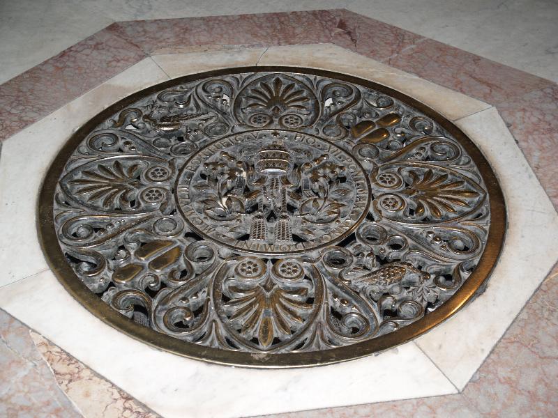 Vatican City: Basilica di San Pietro (St Peter's Basilica): floor grill (1943)