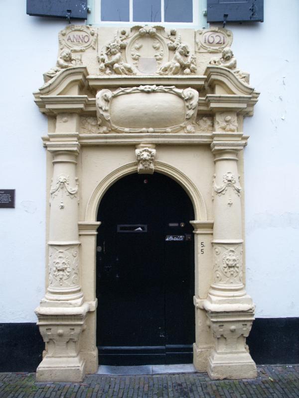 Utrecht, Netherlands: Bruntenhof 5 and 5A: entrance (1621)
