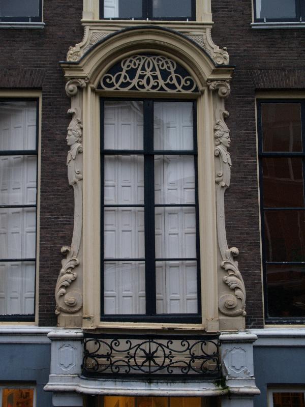 Utrecht, Netherlands: Kromme Nieuwegracht 43 (De Truttige Tuyl): window (18th century?)