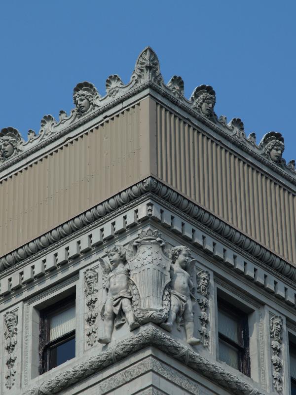 Buffalo, New York (NY): Ellicott Square Building: top of facade (1895-1896, Daniel H. Burnham and Co., principal architect Charles Atwood)