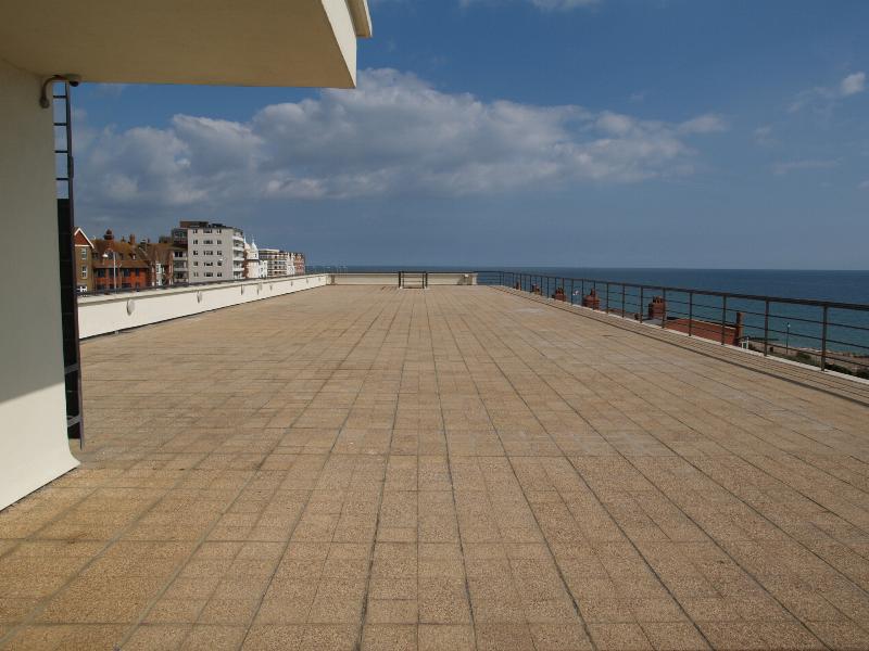 Bexhill-on-Sea, England: De La Warr Pavilion: roof terrace (1935, Erich Mendelsohn and Serge Chermayeff; restored 2005, John McAslan and Partners)