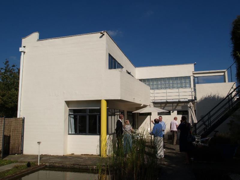 London, England: 64 Heath Drive, Romford: view (1934, Berthold Lubetkin and Francis Skinner, Tecton; top right room is extension dating from before 1939; bridge is recent addition)