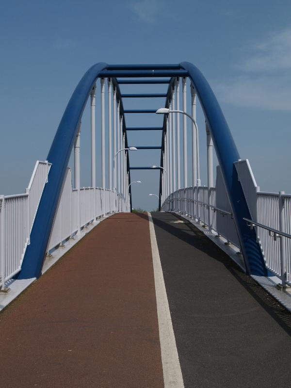 Cambridge, England: Jane Coston Bridge (over A14): view along centreline (2003-2004, engineer Owen Williams)