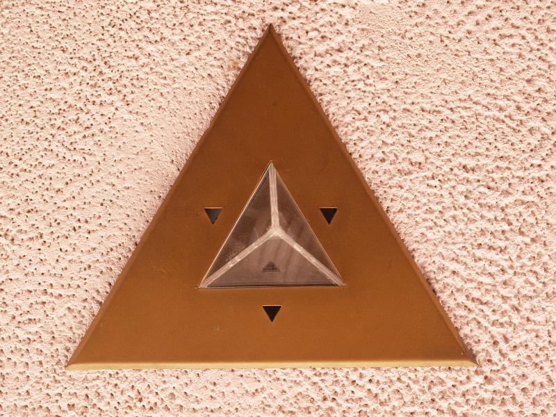Elkins Park, Pennsylvania (PA): Beth Sholom Synagogue: Star of David light (1954-1959, Frank Lloyd Wright and Mortimer J. Cohen)