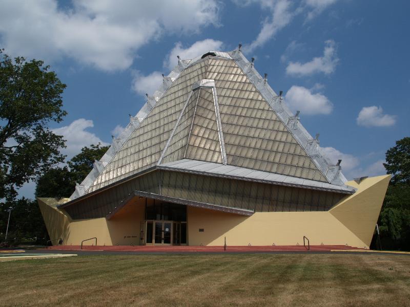 Elkins Park, Pennsylvania (PA): Beth Sholom Synagogue: view from front (1954-1959, Frank Lloyd Wright and Mortimer J. Cohen)