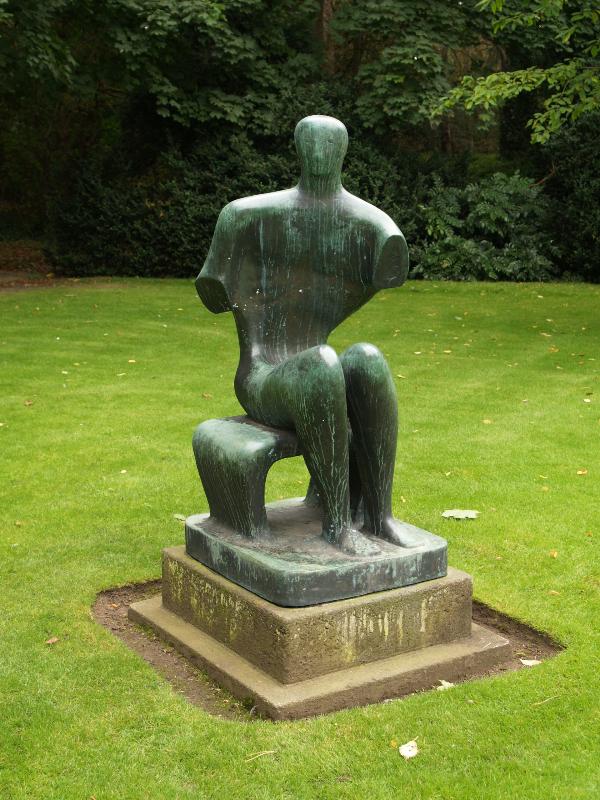 Cambridge, England: Corpus Christi College: sculpture of seated man (1949, sculptor Henry Moore)