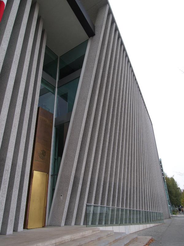 Berlin, Germany: Mexican Embassy (Klingelhoeferstrasse): frontage gradient (2000, Teodoro Gonzalezde Leon, Francisco Serrano)