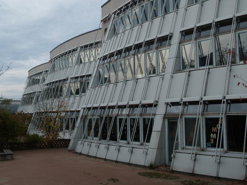 Berlin, Germany: Fanny-Hensel-Grundschule (Anhalter Park Primary School) (Schoenebergerstrasse): view (1987-1990, architects Wolfgang Scharlach and Rainer Wischhusen)