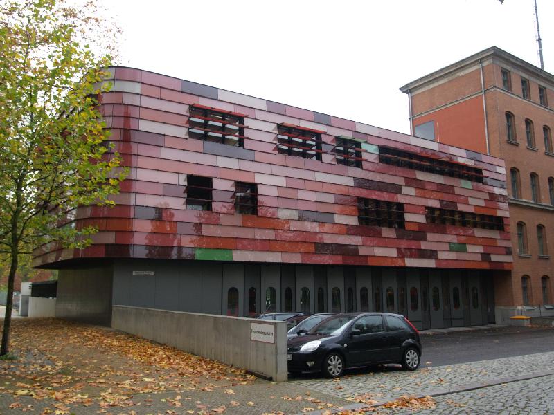Berlin, Germany: Feuerwache (fire station) Tiergarten (and also Polizeiwache) (Elisabeth-Abegg-Strasse): view from front (2004, Sauerbruch Hutton Architekten)
