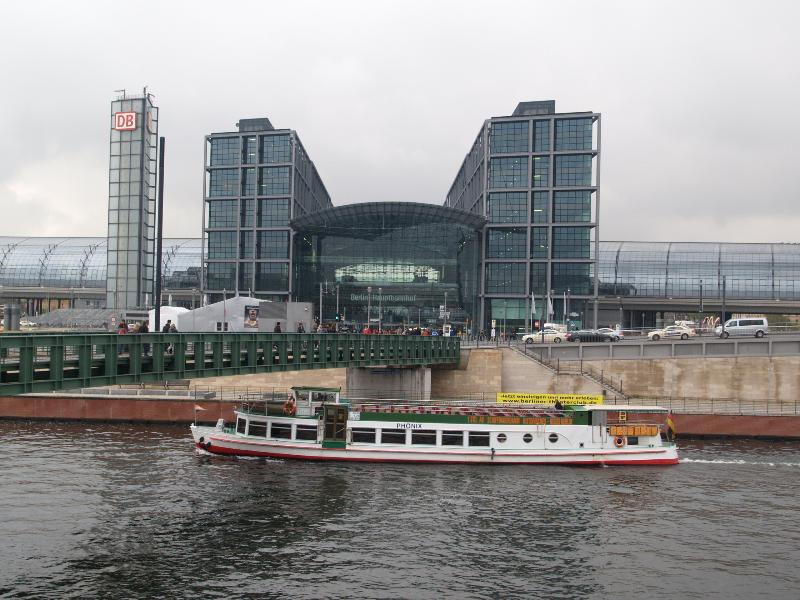 Berlin, Germany: Hauptbahnhof (and Gustav-Heinemann-Brucke): view (1995-2006, von Gerkan, Marg und Partner)