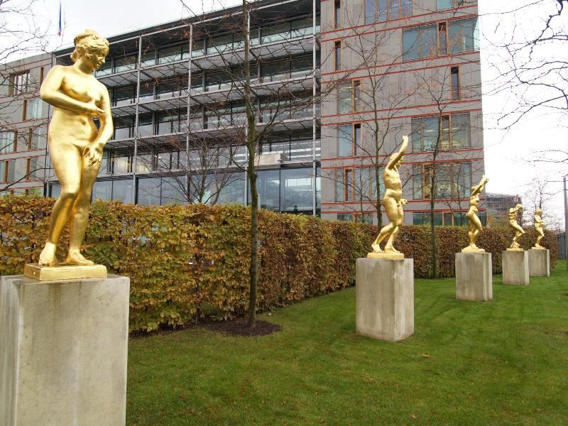 Berlin, Germany: Vertretung des Landes Niedersachsen beim Bund (Ebert-Strasse): five baroque golden statues (cast 1689; from Grosser Garten, Herrenhaeuser Gaerten, Hannover) (in Berlin from 2006-2008)
