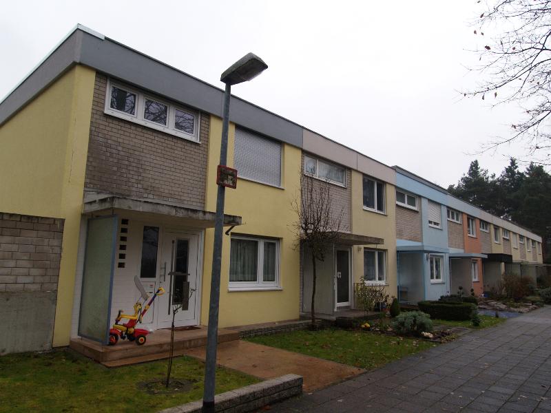 Karlsruhe (Oberreut), Germany: Albert-Braun-Strasse 12 a-h: view from front (1927-1929, Walter Gropius)