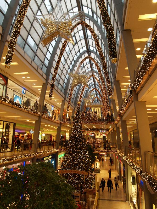 Karlsruhe, Germany: Ettlinger Tor shopping centre: Christmas decorations (building 2005, ECE, lead architects Jost Hering and Klaus M. Hoffmann, with Kramm + Strigl)