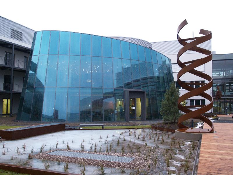 Frankfurt (Riedberg), Germany: Frankfurter Innovationszentrum Biotechnologie: LabRestaurant (Altenhoeferallee 3) (2007-2008, Henn Architekten)