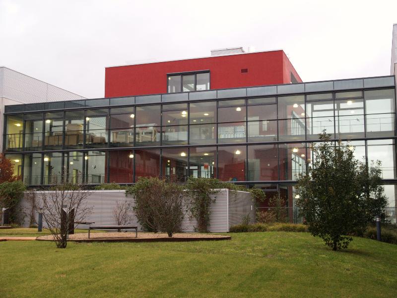 Frankfurt (Riedberg), Germany: Frankfurter Innovationszentrum Biotechnologie: entrance, from courtyard (Altenhoeferallee 3) (2002-2004, Henn Architekten)