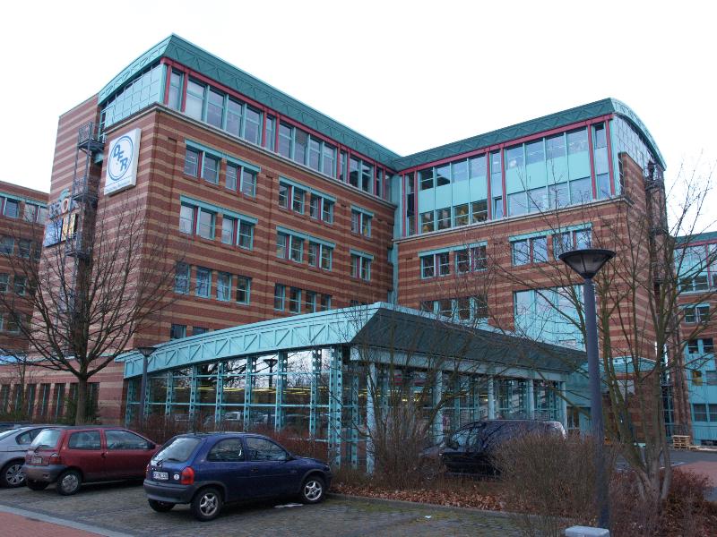 Frankfurt (Mertonviertel, Heddernheim), Germany: Deutsches Reiseburo (Emil-von-Behring-Strasse 6): view (1991, Isenberg Architekten)