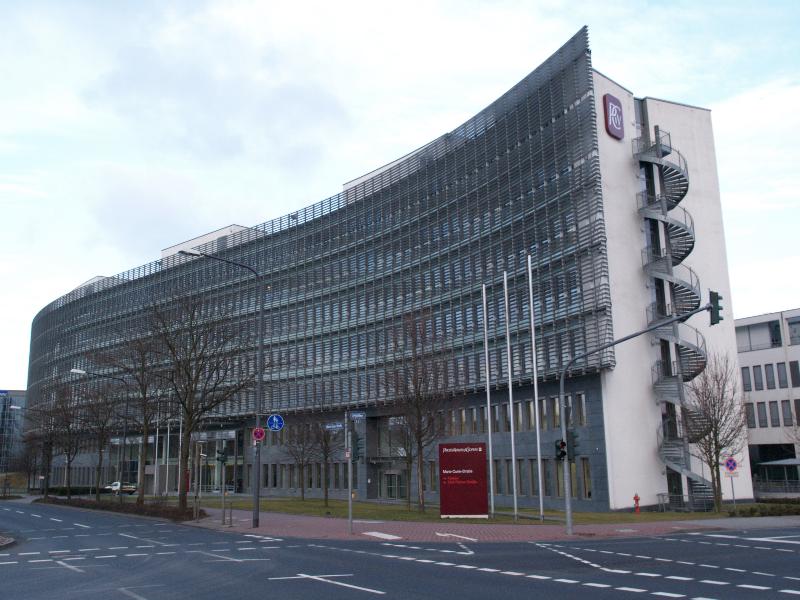 Frankfurt (Mertonviertel, Heddernheim), Germany: Price Waterhouse Coopers (Undine-Haus, Marie-Curie-Strasse 24-28): view (2000, architect Hommel & Rodrian)