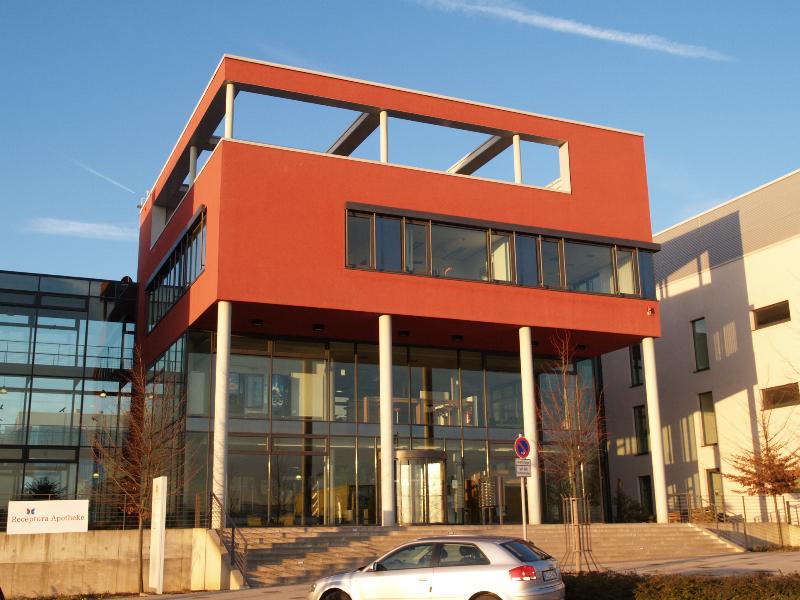 Frankfurt (Riedberg), Germany: Frankfurter Innovationszentrum Biotechnologie: entrance, from street (Altenhoeferallee 3) (2002-2004, Henn Architekten)