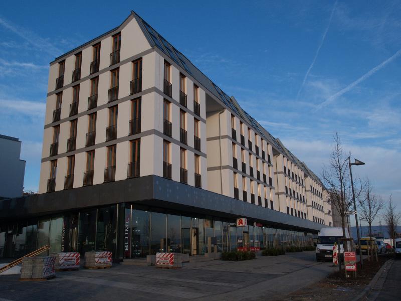 Frankfurt (Riedberg), Germany: shopping mall and housing (Altenhoeferallee): view (2008)